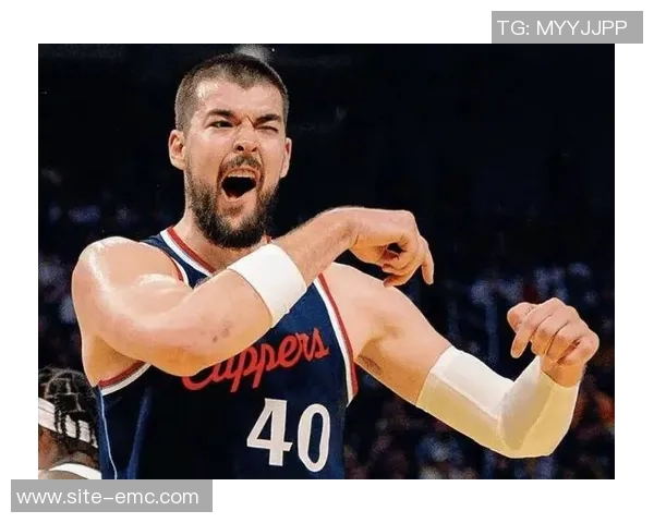 小卡面对祖巴茨防守困境展现个人能力成功打成2加1 小卡面对祖巴茨防守困境展现个人能力成功打成2加1