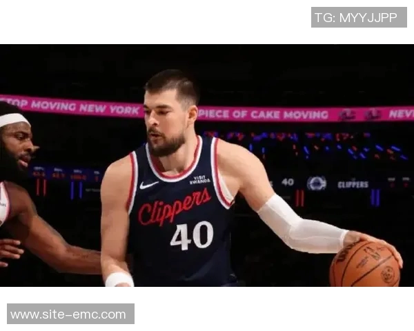 小卡面对祖巴茨防守困境展现个人能力成功打成2加1